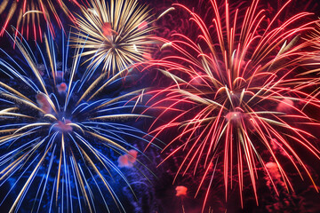 Fototapeta premium Fireworks at night to celebrate Independence Day in the USA, casting a spectacular display of lights and colors across the nighttime sky, in a vibrant celebration of America