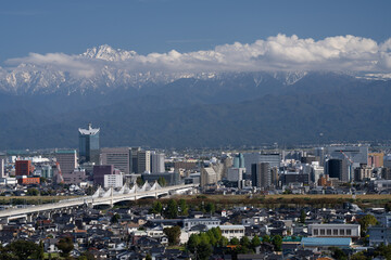 富山市と立山連峰