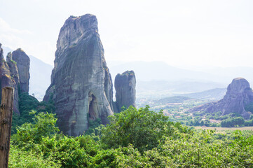 空に向かって突き抜ける奇岩たちの様子