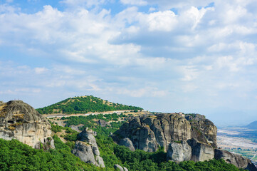 岩がごつごつとしているメテオラの風景