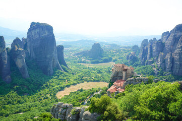 メテオラの奇岩の上から眺める山間の景色