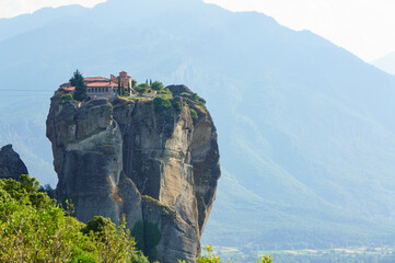 メテオラの奇岩にたつ修道院が見える風景