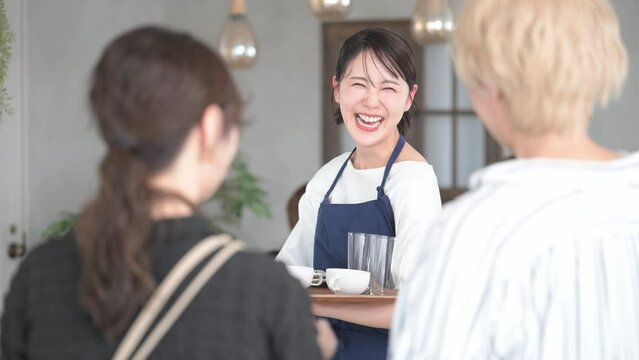 インバウンドのオーバーツーリーズムで外国人が訪れ大変忙しいけど円安で儲かる笑顔の店員さんイメージの動画