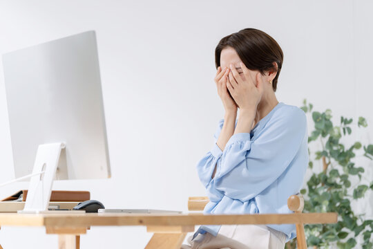 パソコン仕事で怒る女性