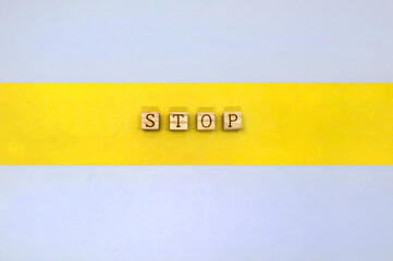 STOPの英語ブロックが中心にある黄色いテープライン
