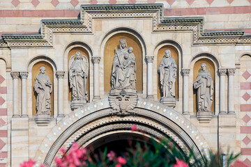 Fassadendetail am UNESCO Weltkulturerbes Mariendom zu Speyer in Rheinland-Pfalz, Deutschland,...