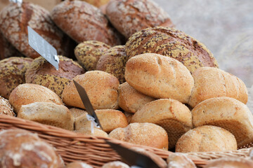 Backwaren auf einem Wochenmarkt