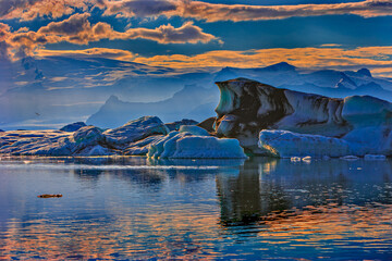 The sun sets over the famous glacier lagoon at Jokulsarlon, Iceland.