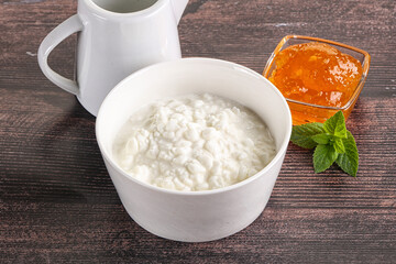 Grain curd with cream and jam