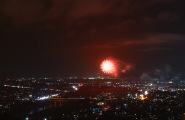 工業地帯上空の壮大な花火の光景