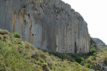 La falaise de Plakias près de Spili en Crète