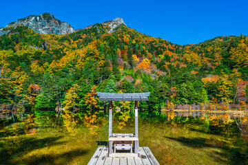 秋の上高地　明神池（明神一之池）の紅葉【長野県・松本市】　
Kamikochi with beautiful autumn leaves. Scenery of Myojin Pond - Nagano, Japan