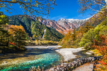 紅葉が美しい秋の上高地　穂高連峰と梓川【長野県・松本市】　
Kamikochi with beautiful autumn leaves. Scenery of the Hotaka mountain range and the Azusa River - Nagano, Japan