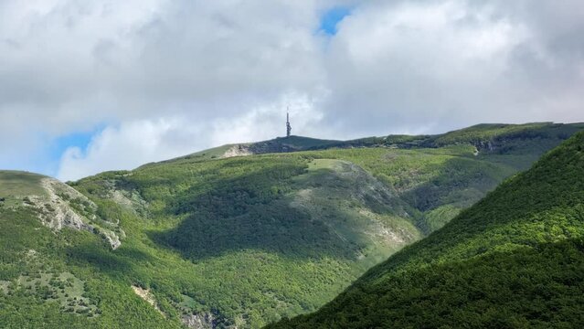 Sullo sfondo il Monte Nerone in primavera nelle Marche in Italia