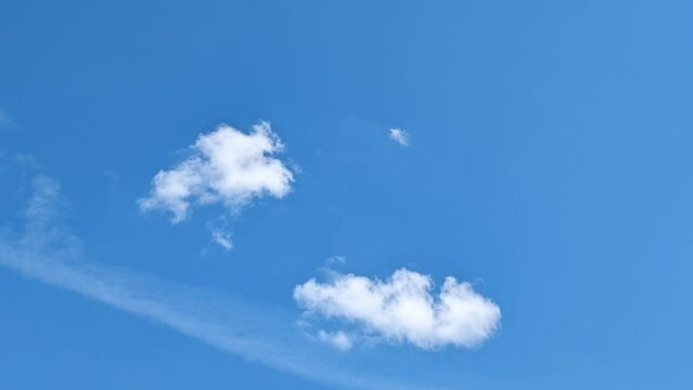 Nuvole in movimento nel cielo azzurro in primavera