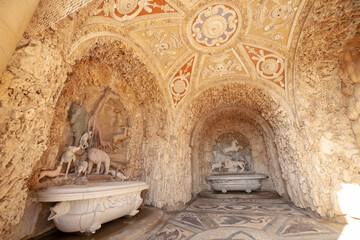 Italia, Toscana, Firenze, il parco di Villa Reale a Castello (Sesto Fiorentino). Una delle ville Medicee della zona, sede dell'Accademia della Crusca..La grotta degli animali del Buontalenti.