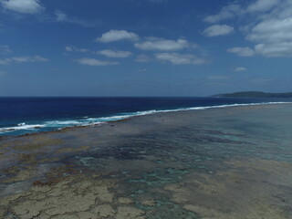 奄美、サンゴ礁に打ち寄せる波、礁湖