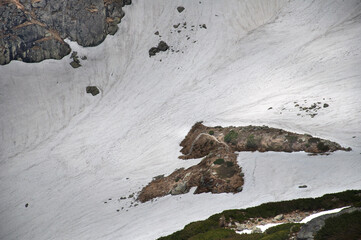 Wiosenne roztopy w Tatrach Wysokich i kurcząca się pokrywa śnieżna.