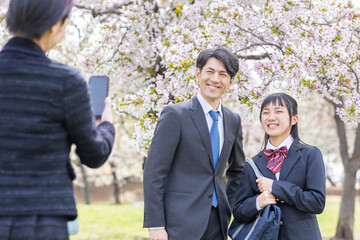 写真を撮る親子