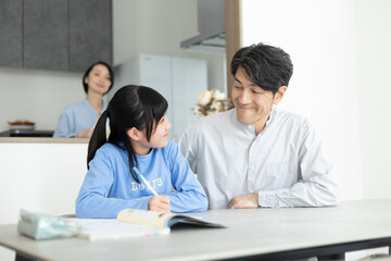 こどもに勉強を教える父親