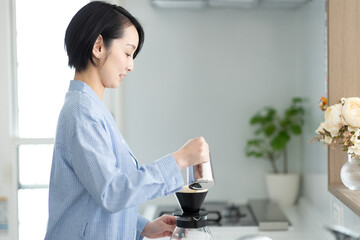 コーヒーを淹れる女性