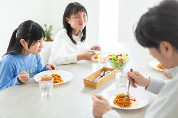 パスタを食べる家族