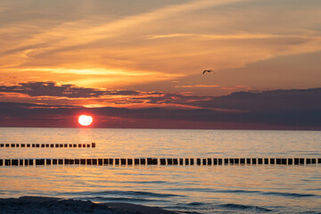Zum Sonnenuntergang am Strand von Zingst an der Ostsee.