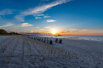 Fototapeta premium Zum Sonnenuntergang am Strand von Zingst an der Ostsee.