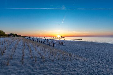 Zum Sonnenuntergang am Strand von Zingst an der Ostsee.