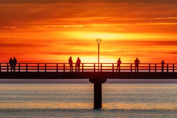 Sonnenuntergang an der Seebrücke in Zingst an der Ostsee.