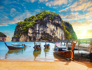 Paisaje escénico. Paisaje del Mar de Phuket. Paisaje mar Tailandia e isla con barcos típicos....