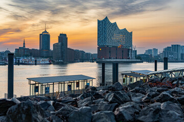 Blick auf die Elbphilharmonie morgens im Sonnenaufgang, der Anleger Theater im Hafen im...