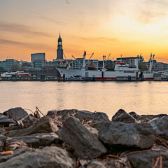 Blick auf die Sankt Michaelis Kirche und das Museumsschiff Cap San Diego in Hamburg morgens im...