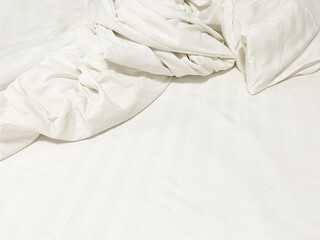 Obraz premium The crinkle blanket on the bed in the hotel with the sun​light​ on​ the​ blanket​.