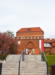 Gotycka brama zbudowana w XIV w. jako jedna z czterech bram prowadzących do miasta od strony wiślanego portu, Toruń, Polska - obrazy, fototapety, plakaty