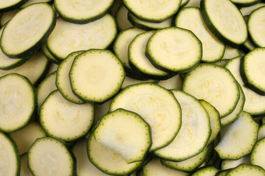 Rondelles de courgettes crues en gros plan