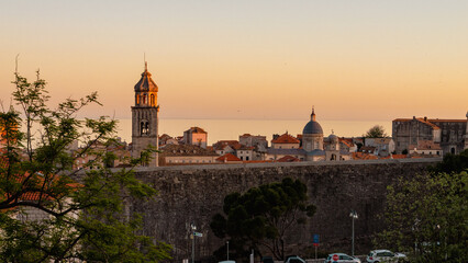 Vue de la vieille ville de Dubrovnik derrnière les remparts en soirée