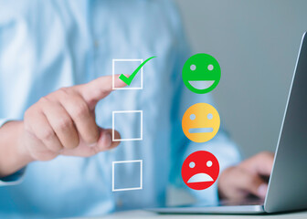 Users mark smiley faces for customer evaluation surveys after customers use products and services. The customer is a great idea.