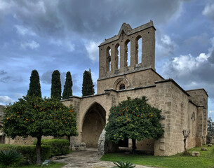 Gotische Klosterruine Abtei Bellapais mit Orangenbäumen bei Girne (Kyrenia), Nord-Zypern