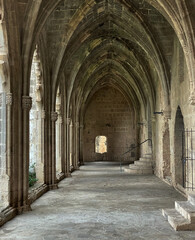 Fototapeta na wymiar Gotischer Gang in der Klosterruine Abtei Bellapais bei Girne (Kyrenia), Nord-Zypern