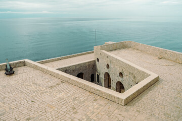 Vue du plan principal du fort Lovrijenac avec la mer en fond, Dubrovnik