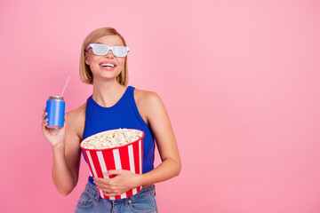 Photo of pretty young woman 3d glasses movie pop corn soda empty space wear blue top isolated on pink color background