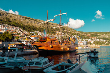 Galion Tirena dans le vieux port de Dubrovnik 1