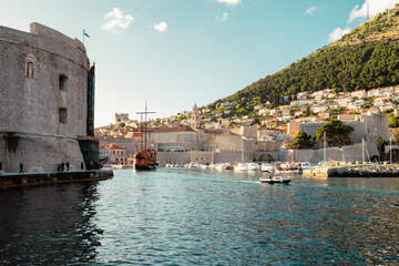 Galion Karaka quitant le vieux port de Dubrovnik