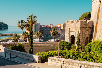 Porte Ploče avec vue sur le vieux port de Dubrovnik