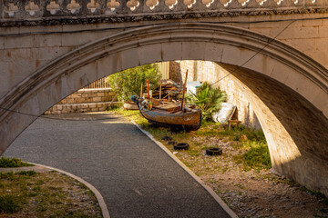 Bateau sous le pont de la porte Ploče de Dubrovnik 1
