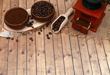 Kaffemühle mit Filterkaffe und Kaffeebohnen auf Holzhintergrund mit Platz für Text.