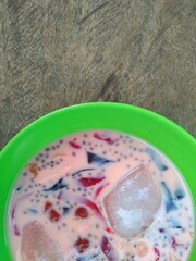 Ice jelly drink is a fresh drink made from pieces of jelly mixed with sweetened condensed milk and sugar water, then served with ice cubes