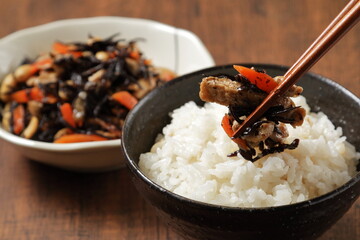 ヒジキの炒め物とご飯