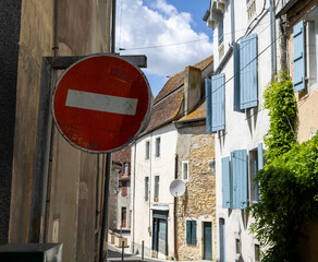Naklejka premium Panneau sens interdit dans une ruelle en France